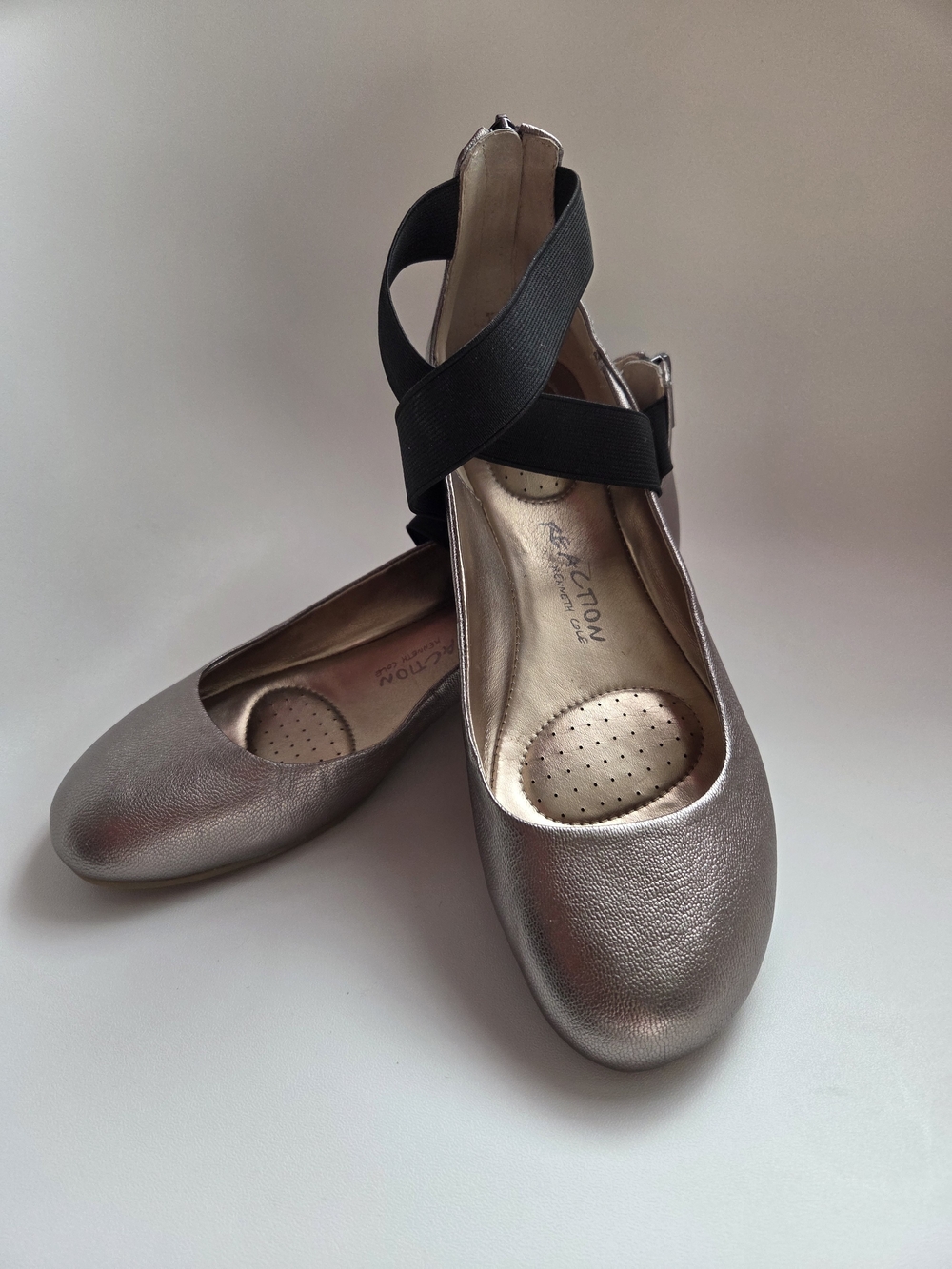 Kenneth Cole Reaction Pewter Ballet Flats with Black Cross Straps Size 10